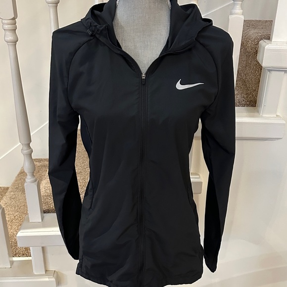 Woman’s Nike essential jacket - Picture 4 of 9